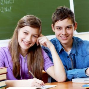Português 8º Ano Fundamental – Gênero textual jornalístico: notícia, características e estrutura de notícias e diferenças entre notícia e reportagem.