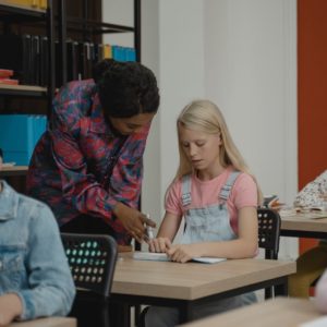 Português 7º Ano Fundamental – Transitividade verbal: verbos intransitivos, transitivos diretos, transitivos indiretos, transitivos diretos e indiretos e verbos de ligação.